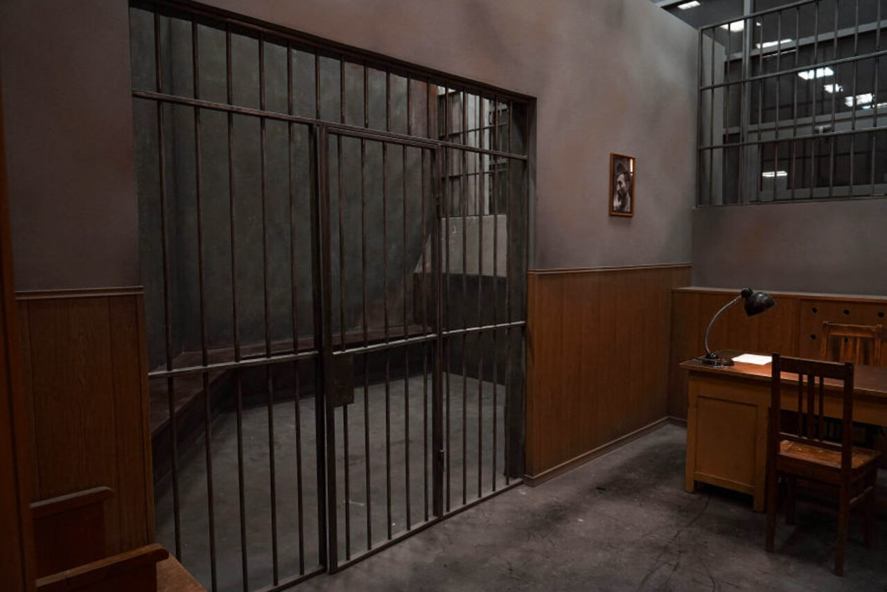 Арендовать  КПЗ ( + комната допроса).Киностудия ТвоёКино 