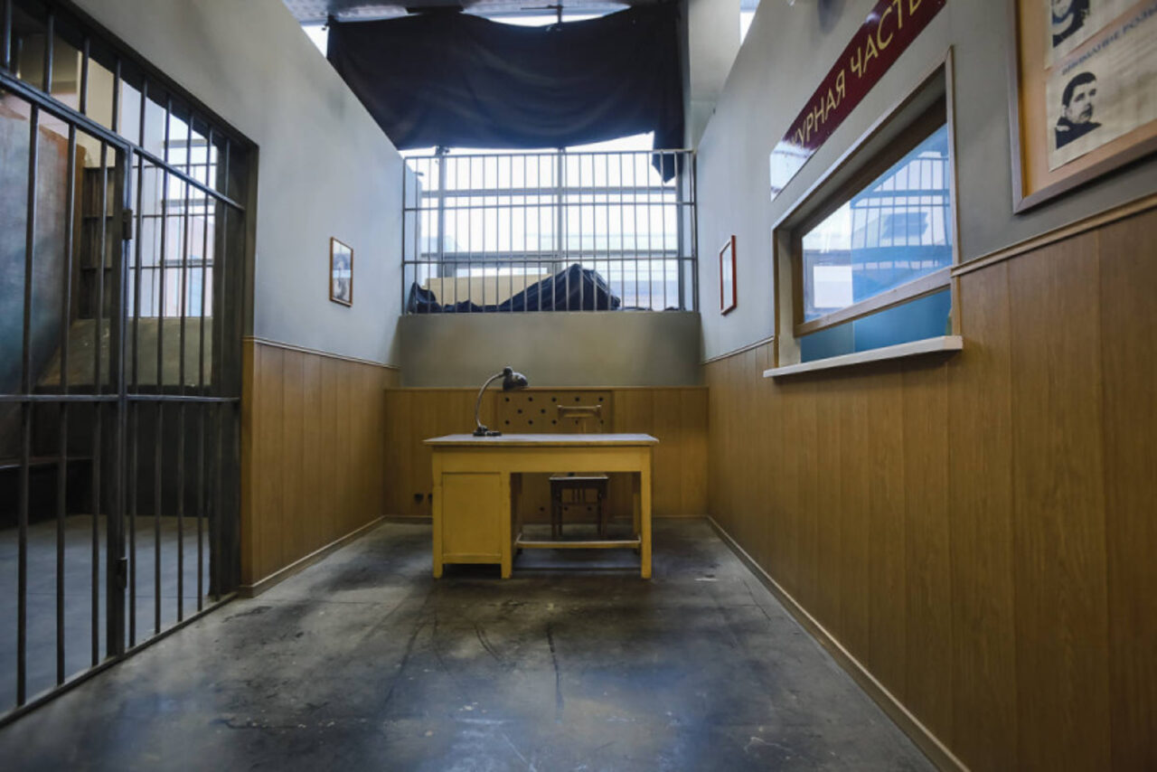 Арендовать  КПЗ ( + комната допроса).Киностудия ТвоёКино 