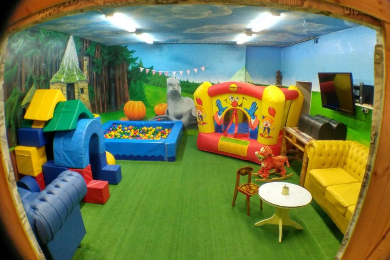 Арендовать Лофт для игры в Мафию с детской комнатой 