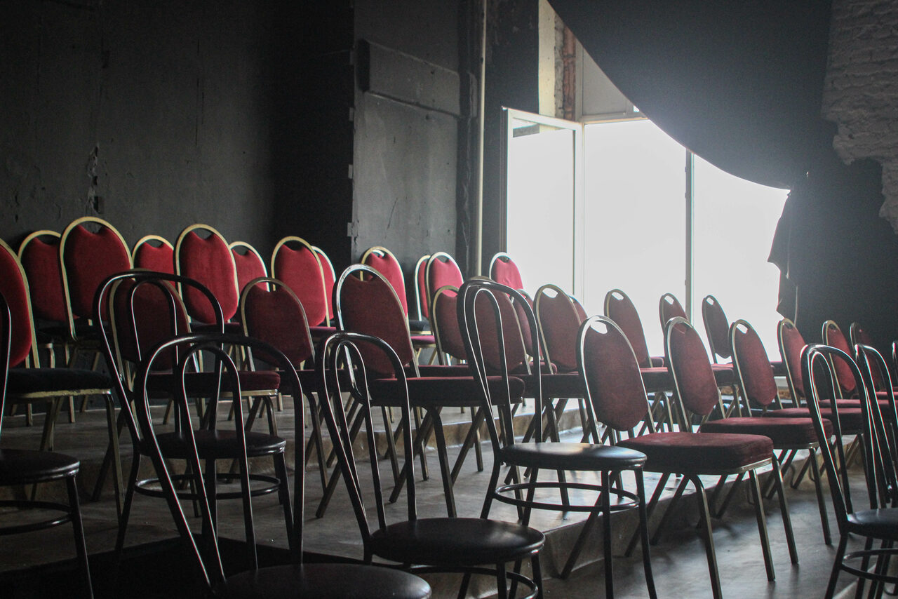 Арендовать Черный зал со сценой