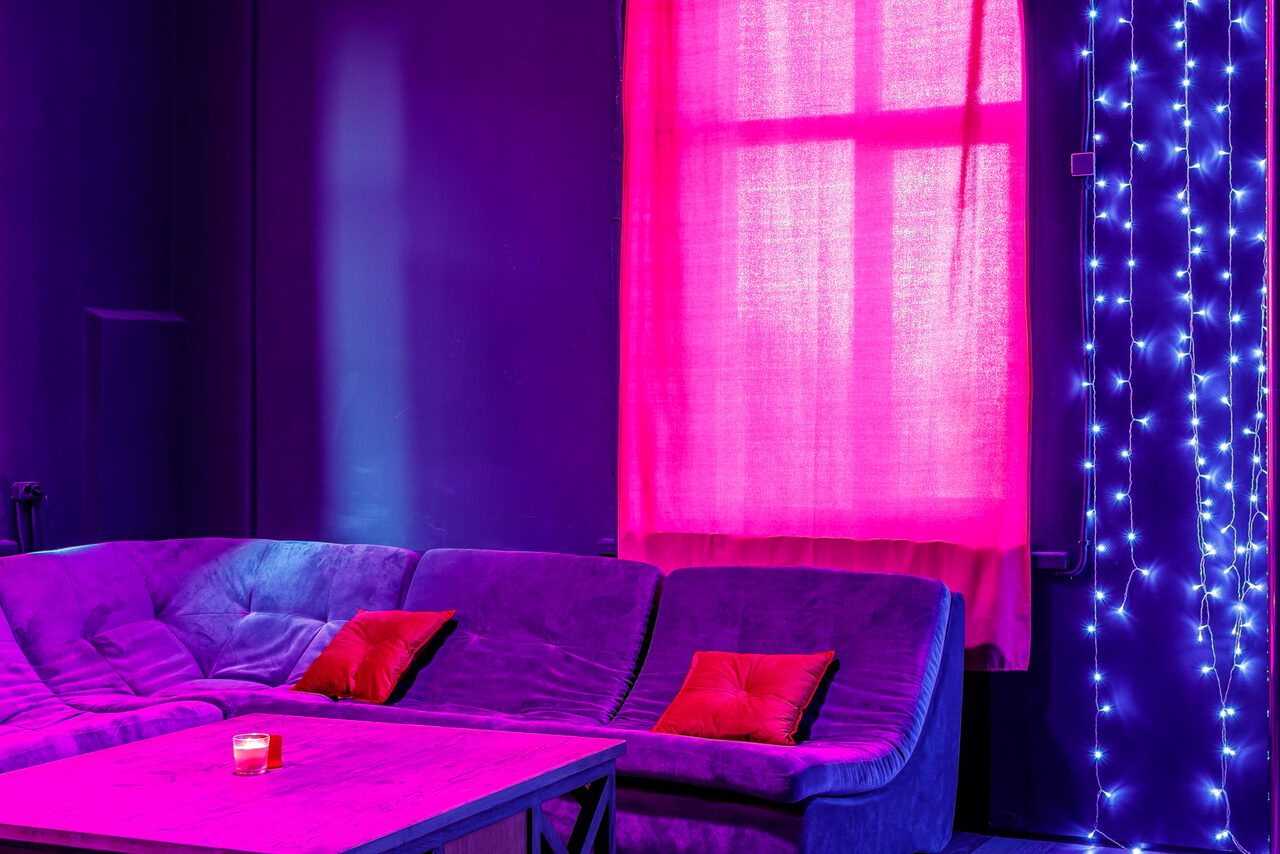 Арендовать Темный лофт с розовыми акцентами