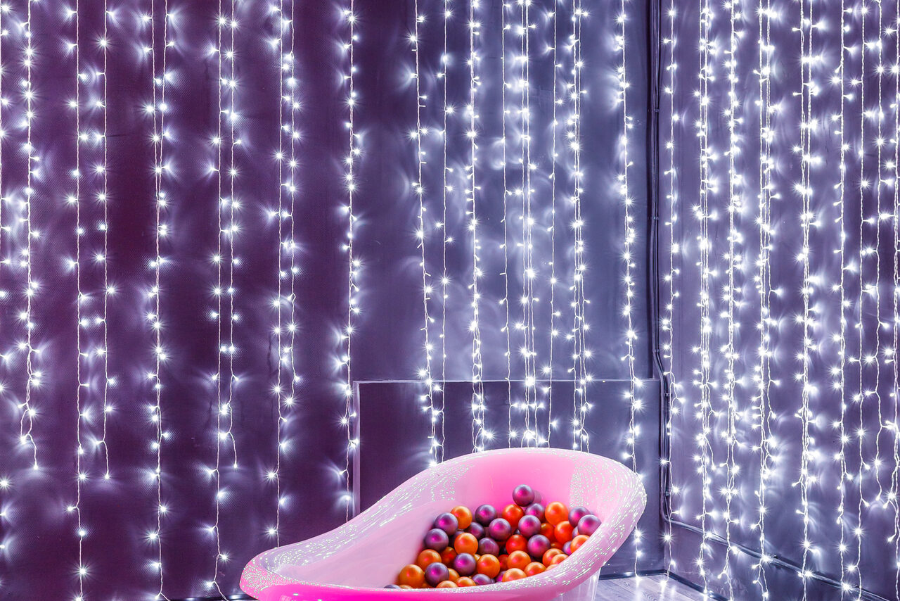 Арендовать Темный лофт с розовыми акцентами