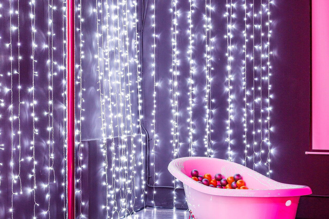 Арендовать Темный лофт с розовыми акцентами