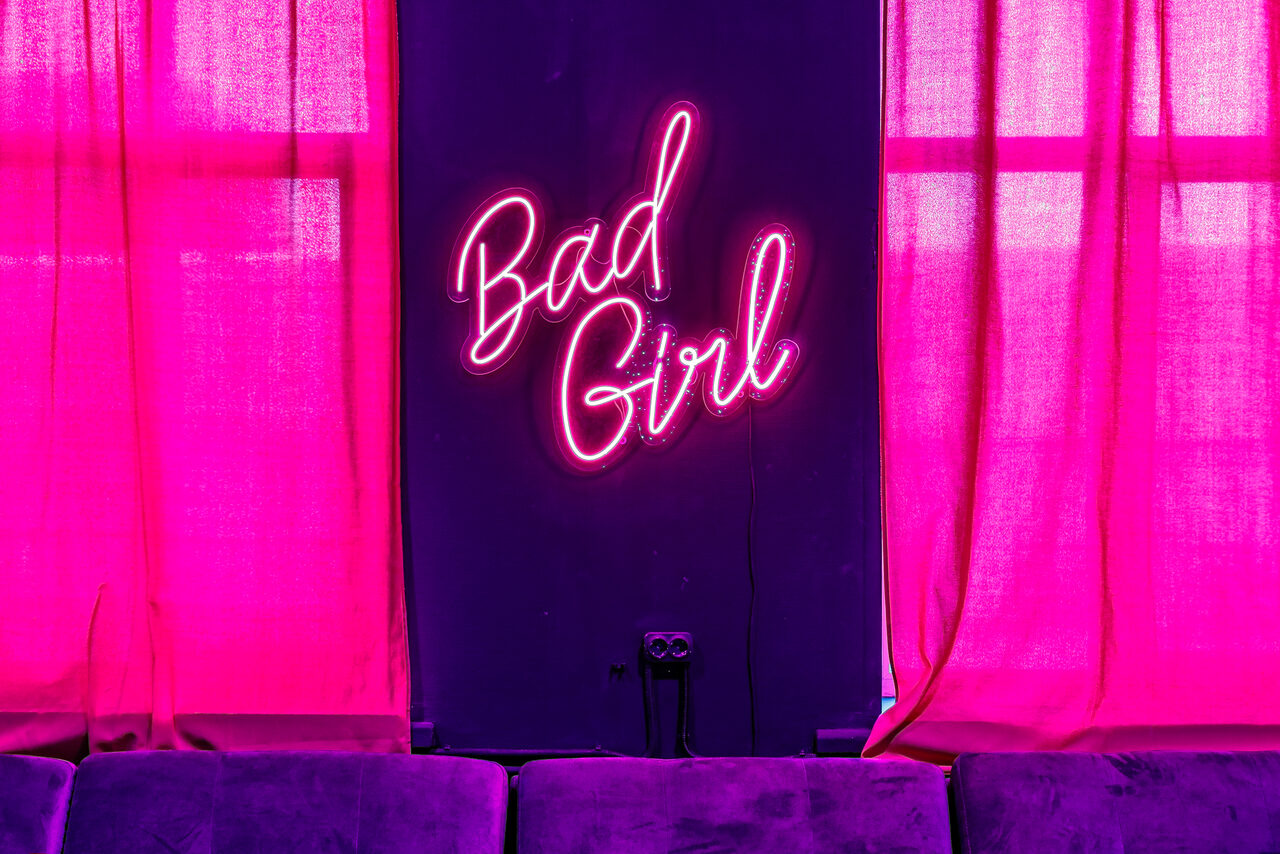 Арендовать Темный лофт с розовыми акцентами