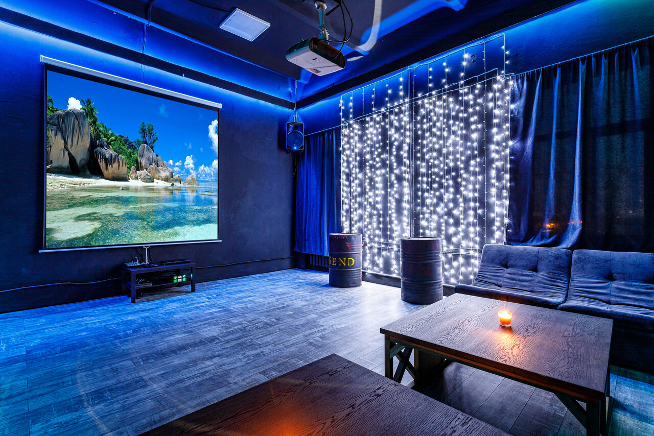 Арендовать Чёрный лофт с проектором