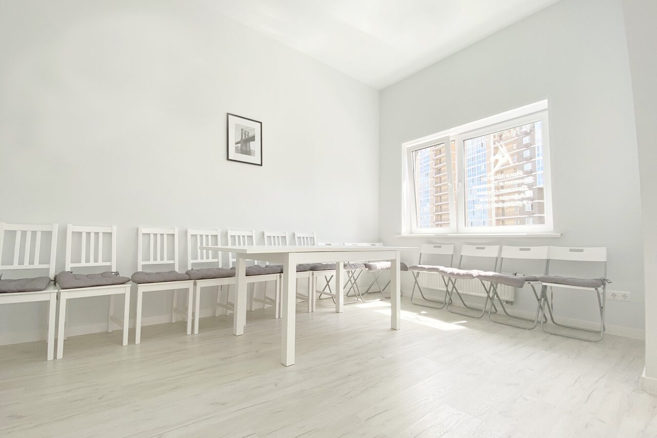 Арендовать Y. ma Loft (Y. ma Лофт). Большой светлый зал с зонированием
