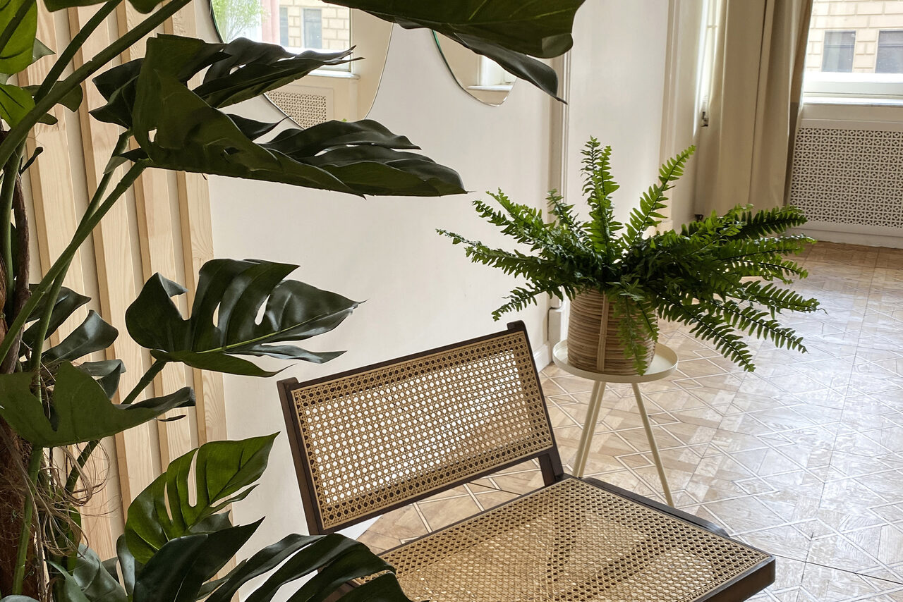 Арендовать Cтильный интерьерный зал с реечной стенкой