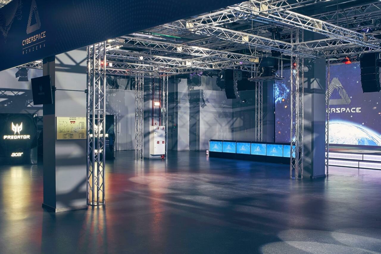 Арендовать Современный зал с концертным оборудованием