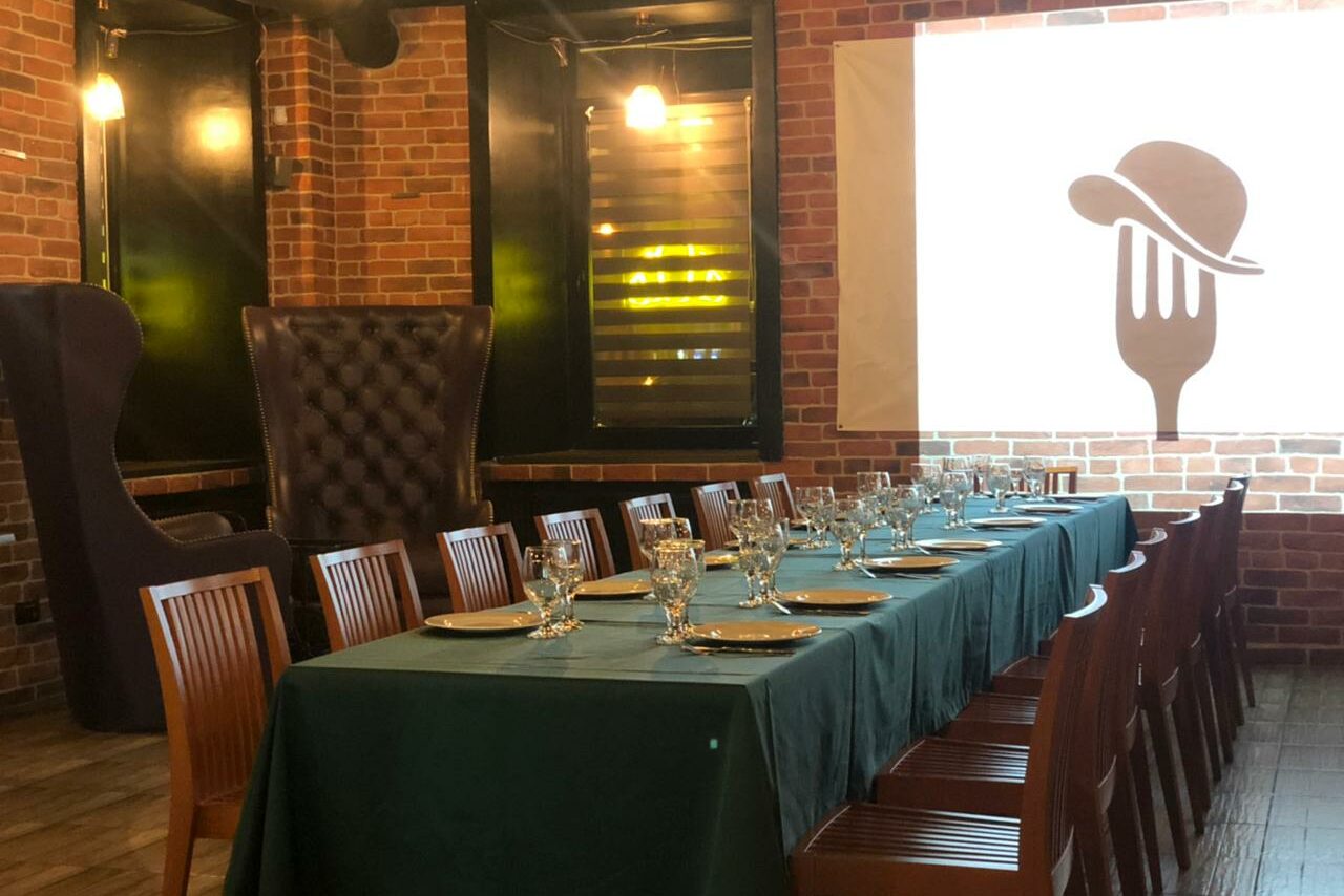 Арендовать Bistro food. Лофт с черным потолком 