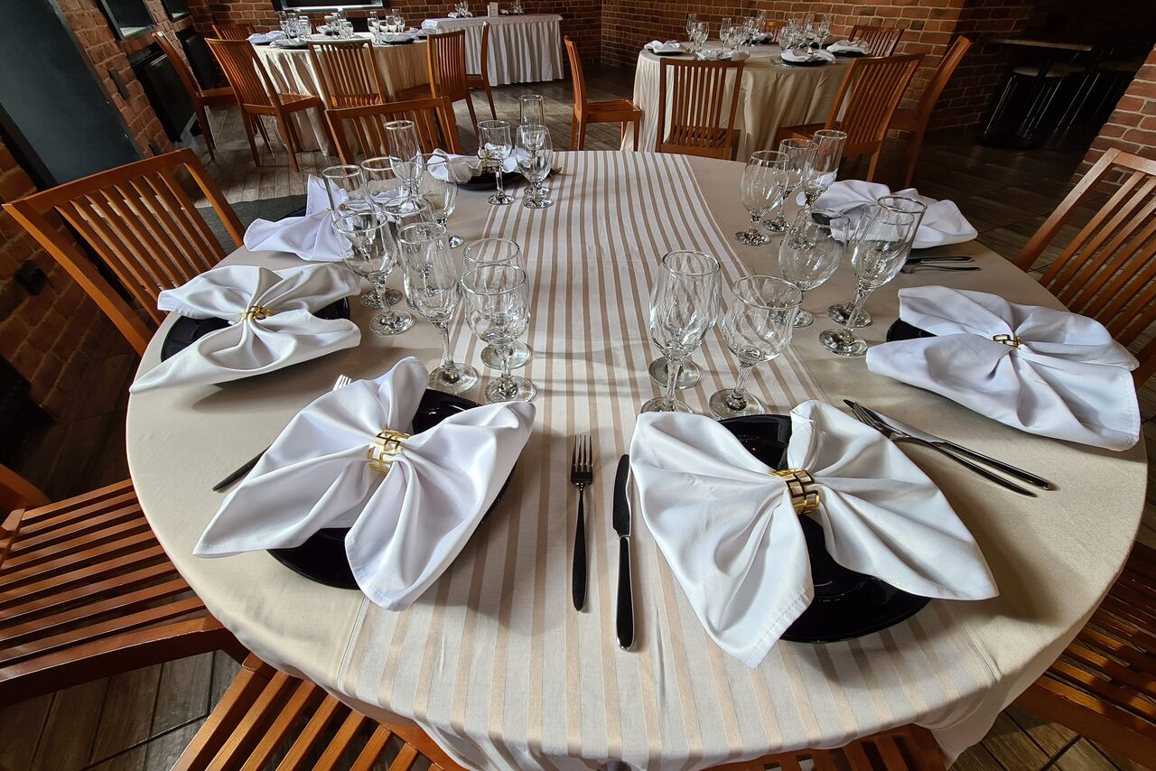 Арендовать Bistro food. Лофт с черным потолком 