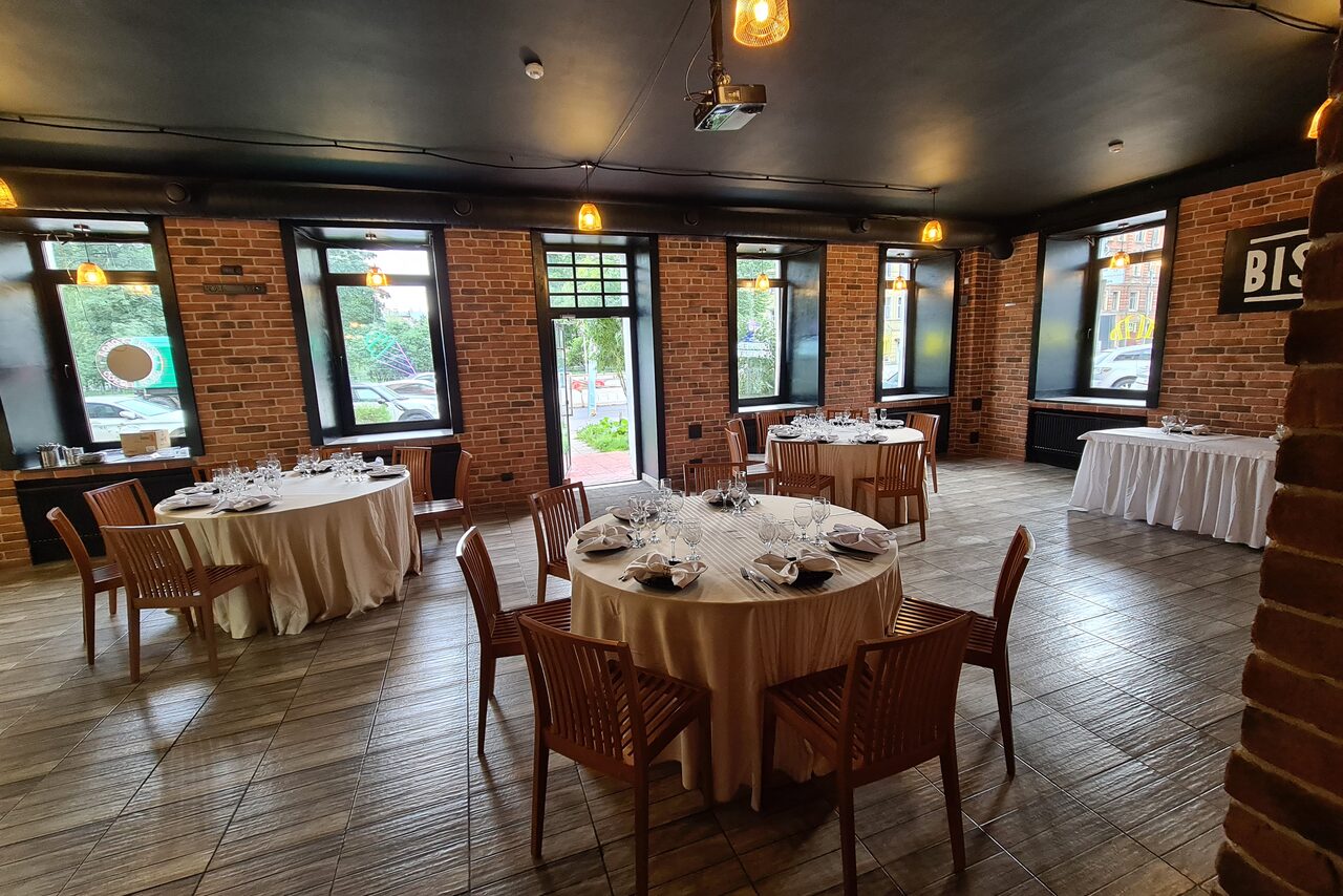 Арендовать Bistro food. Лофт с черным потолком 