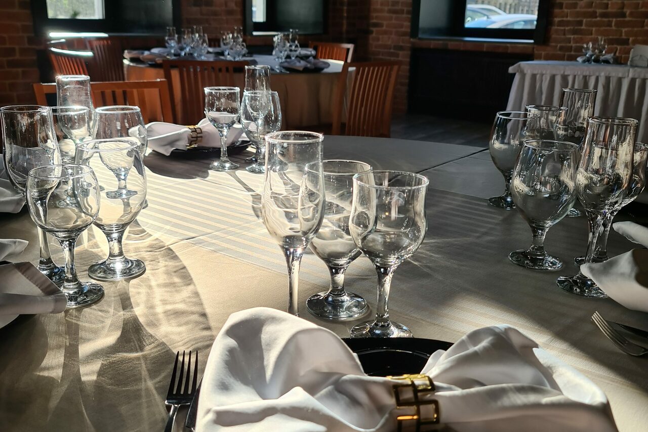 Арендовать Bistro food. Лофт с черным потолком 