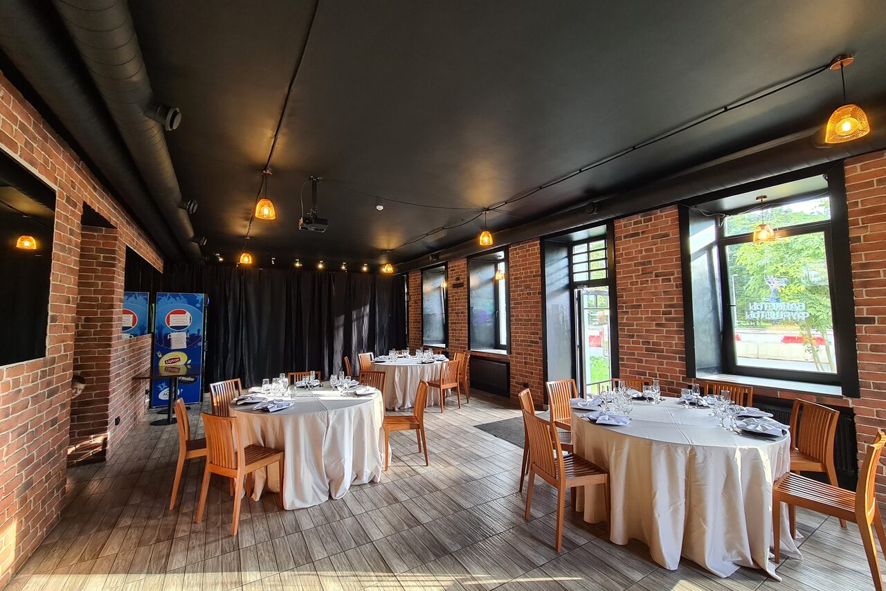 Арендовать Bistro food. Лофт с черным потолком 