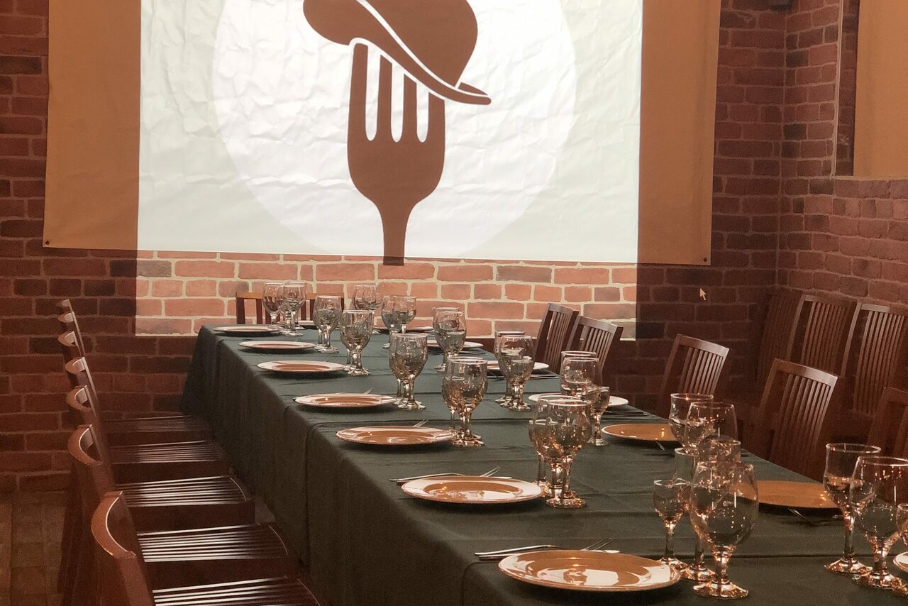 Арендовать Bistro food. Лофт с черным потолком 