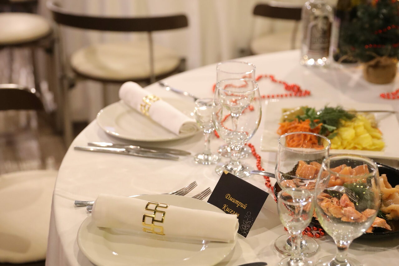 Арендовать Bistro food. Лофт с черным потолком 