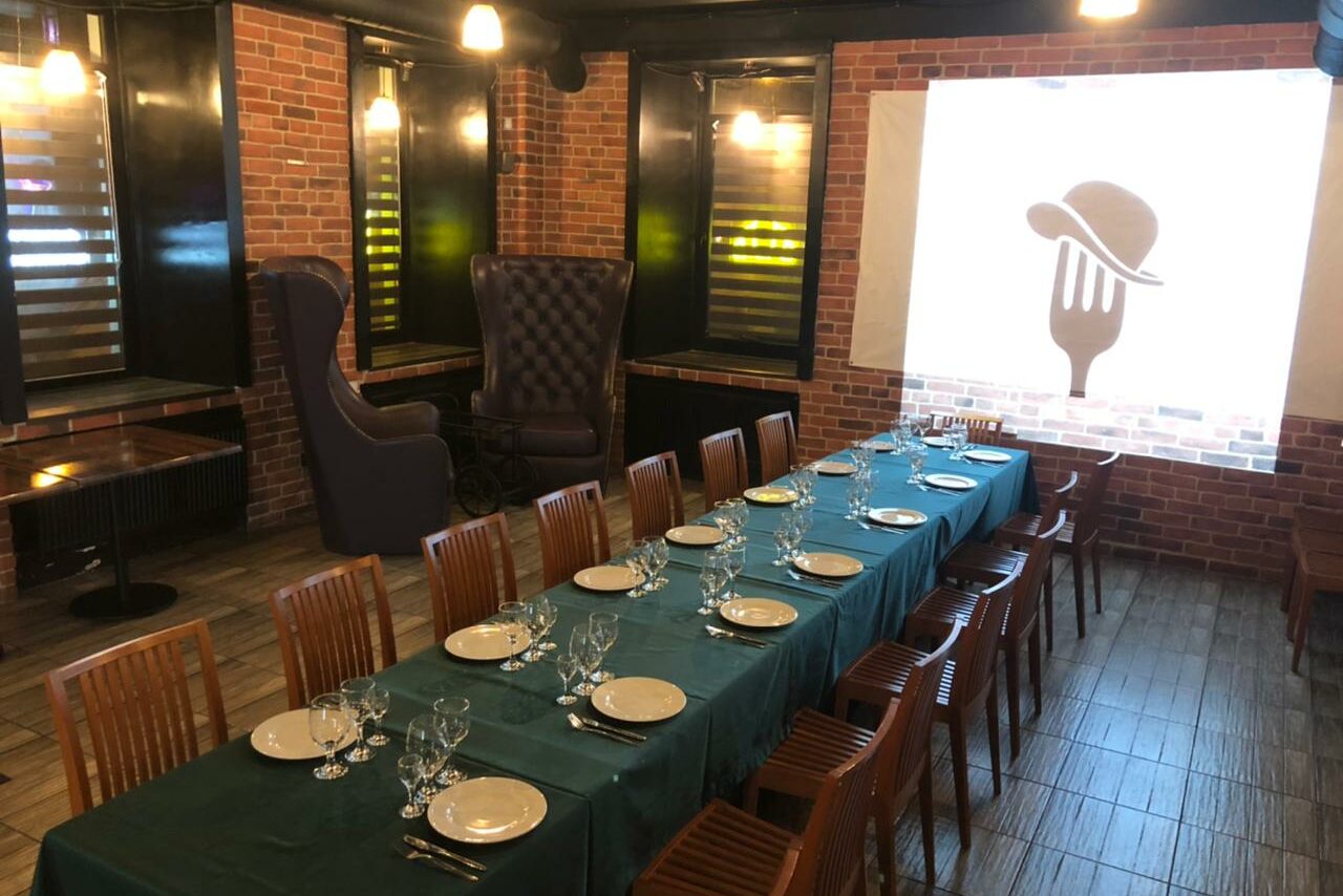 Арендовать Bistro food. Лофт с черным потолком 