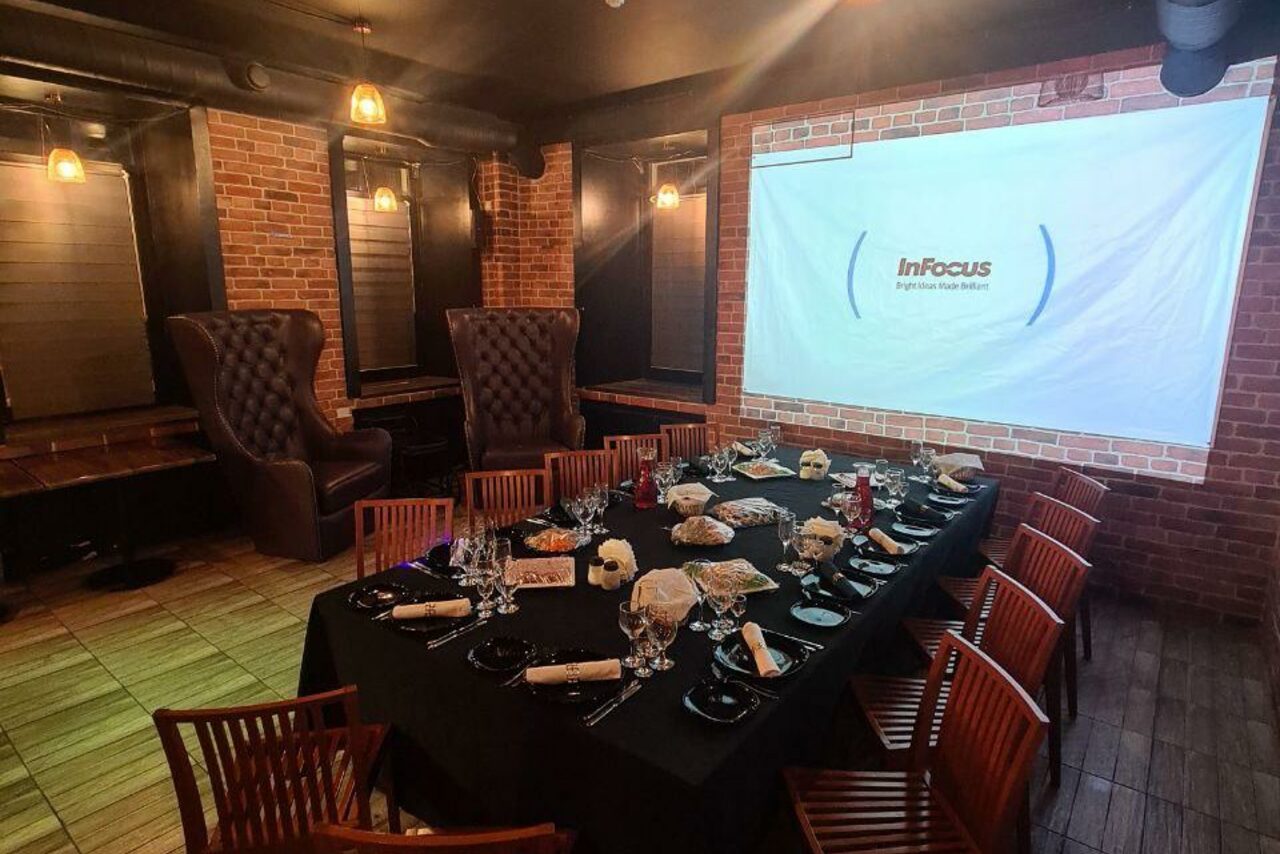 Арендовать Bistro food. Лофт с черным потолком 