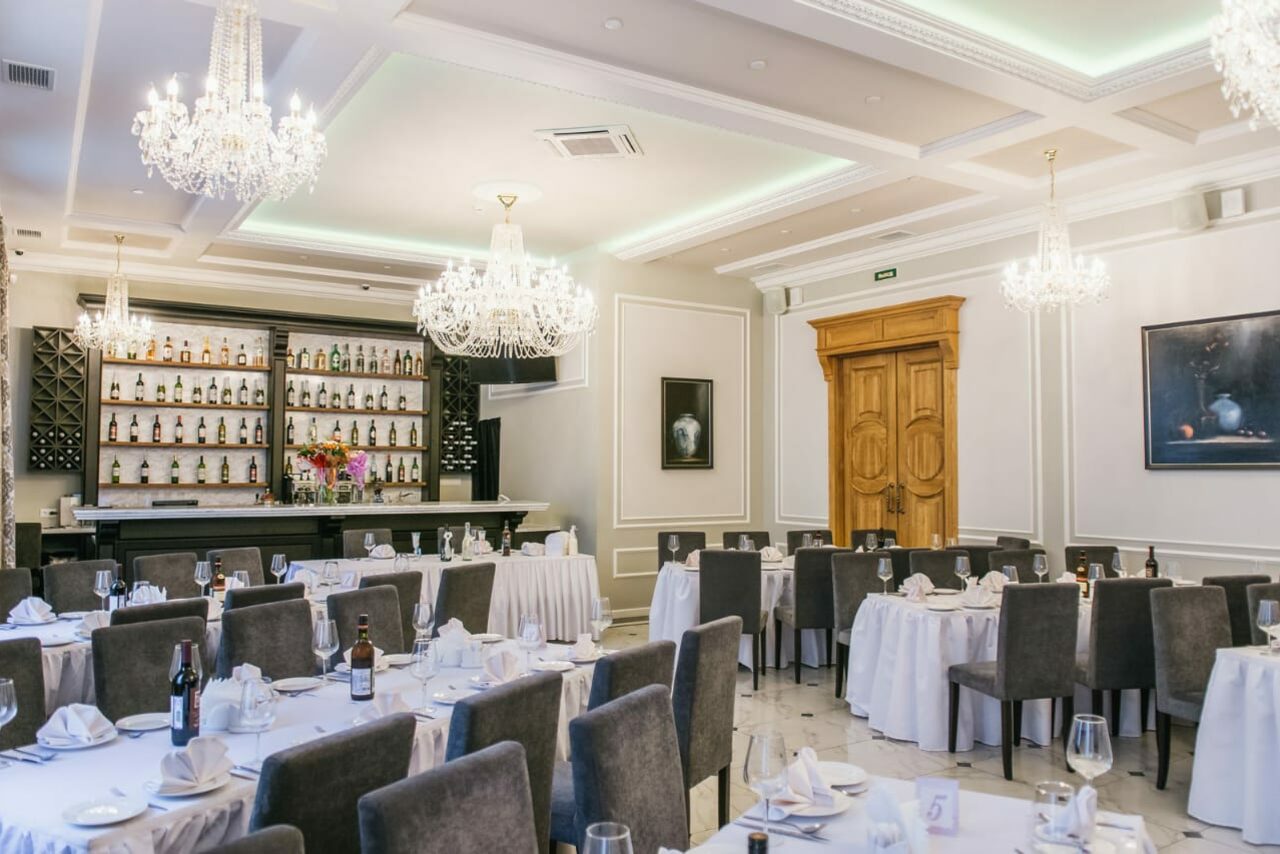 Арендовать Банкетный зал в классическом стиле при отеле