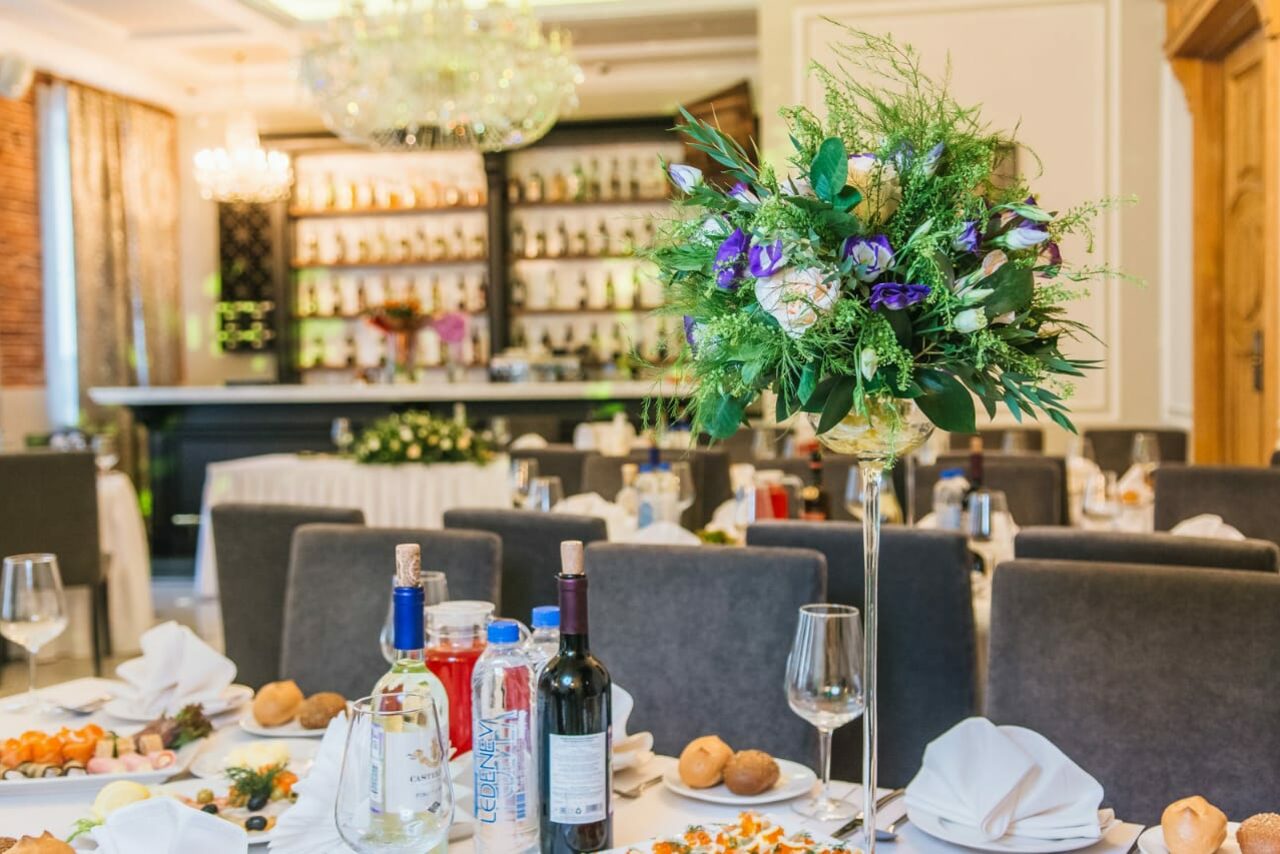 Арендовать Банкетный зал в классическом стиле при отеле