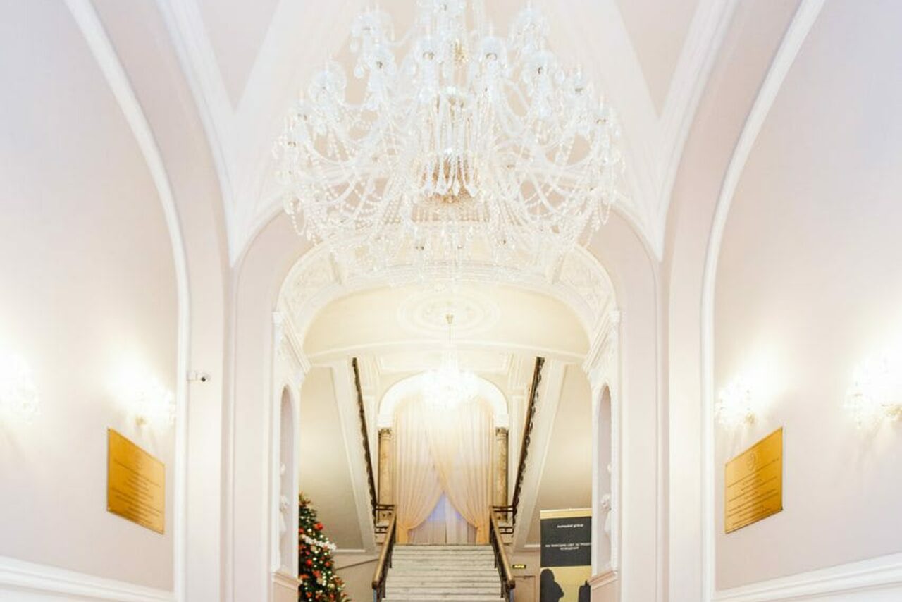 Арендовать Банкетный зал в классическом стиле при отеле
