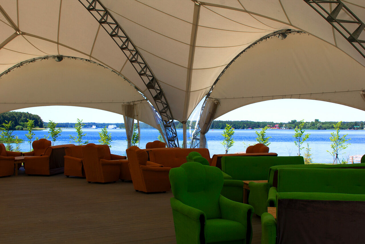 Арендовать Шатер для праздников на берегу реки