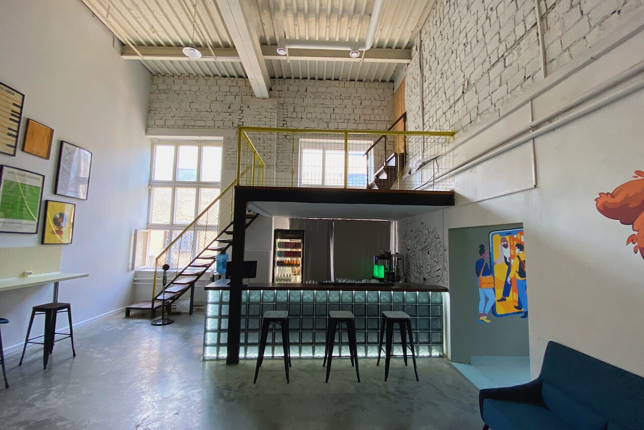 Арендовать Forrader Studio. Зал в светлых тонах