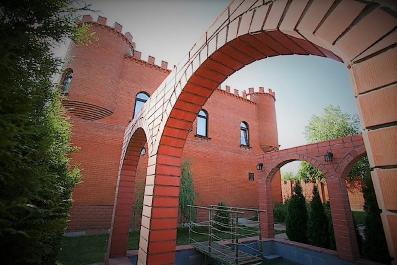 Арендовать Chateau Pitau. Лофт с бассейном, бильярдом и баром