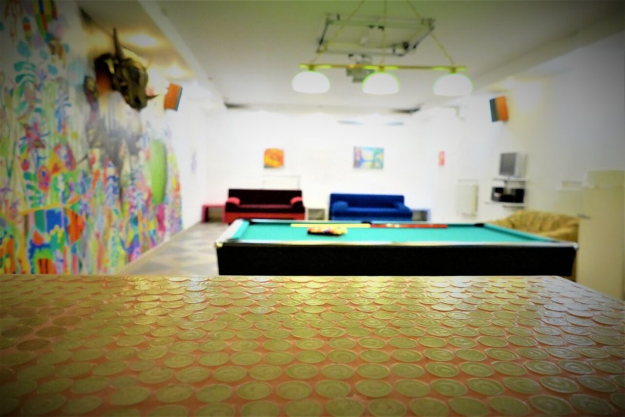 Арендовать Chateau Pitau. Лофт с бассейном, бильярдом и баром