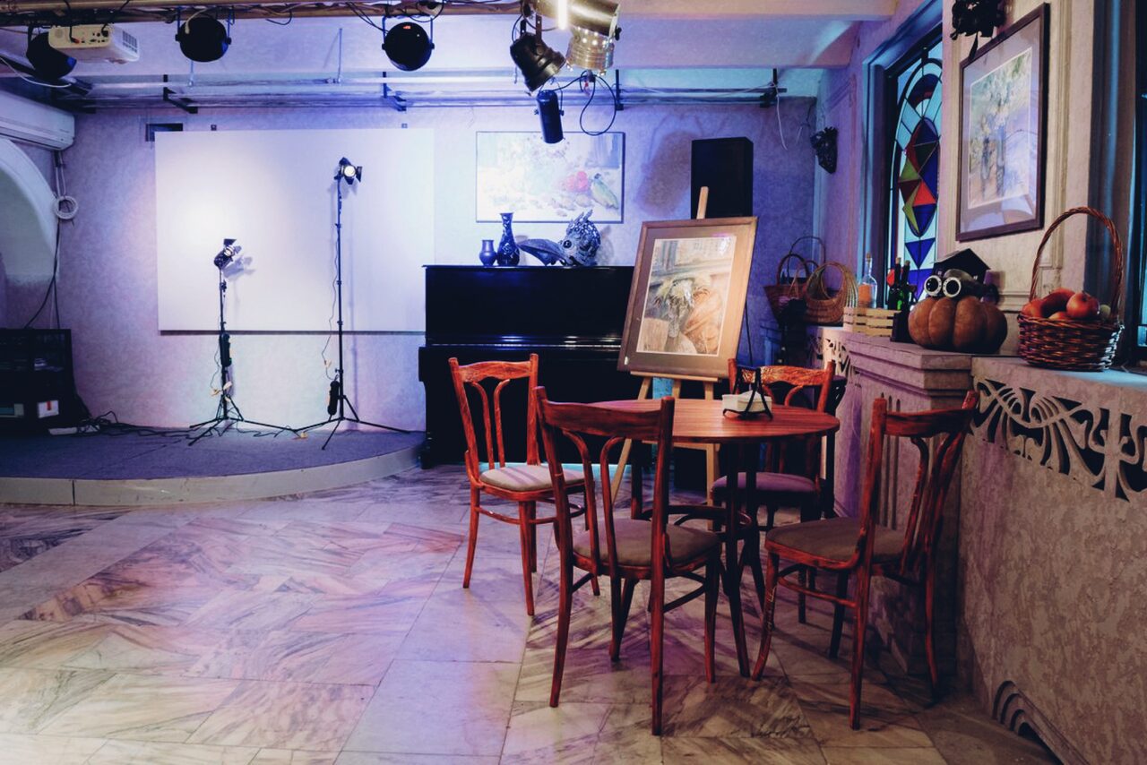 Арендовать Лофт с витражными окнами