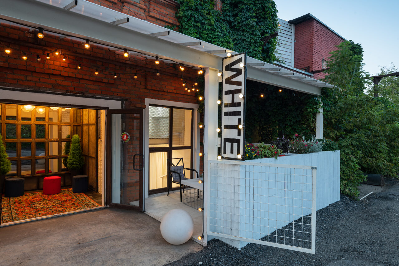 Арендовать Белый лофт с галереей-балконом и верандой