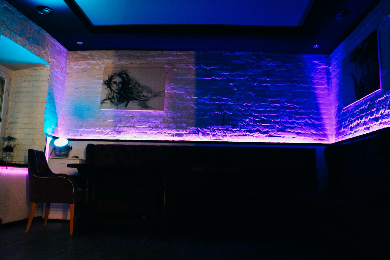 Арендовать Неоновый лофт в центре Москвы