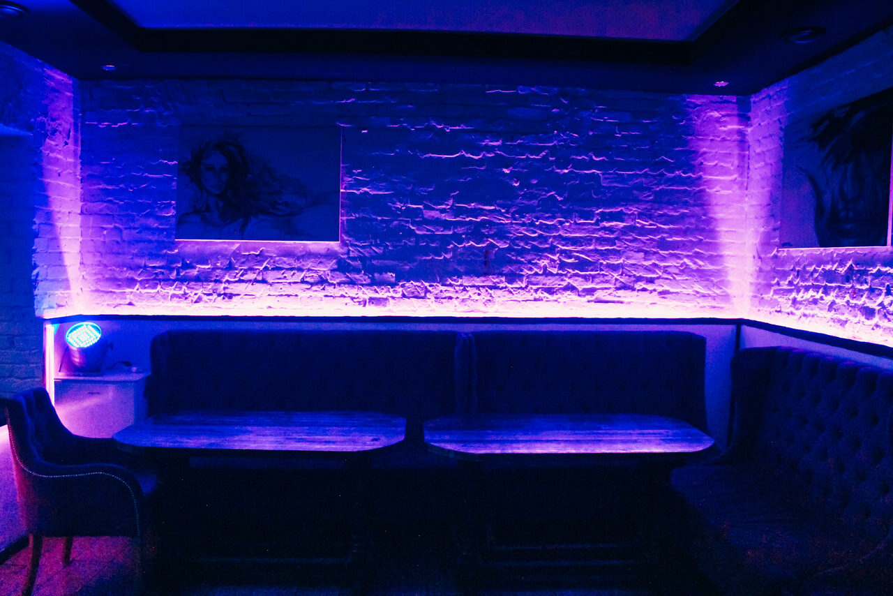 Арендовать Неоновый лофт в центре Москвы