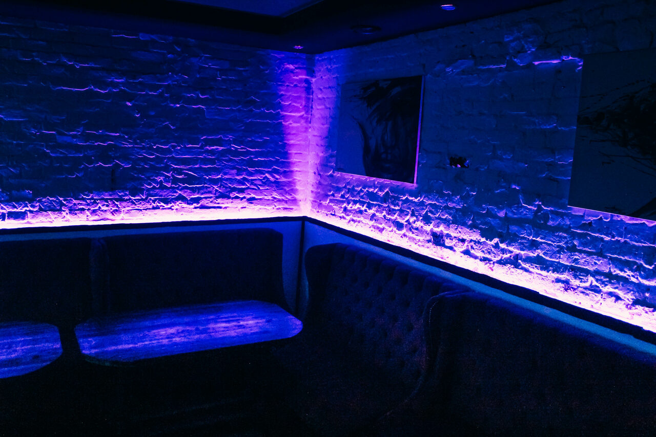 Арендовать Неоновый лофт в центре Москвы