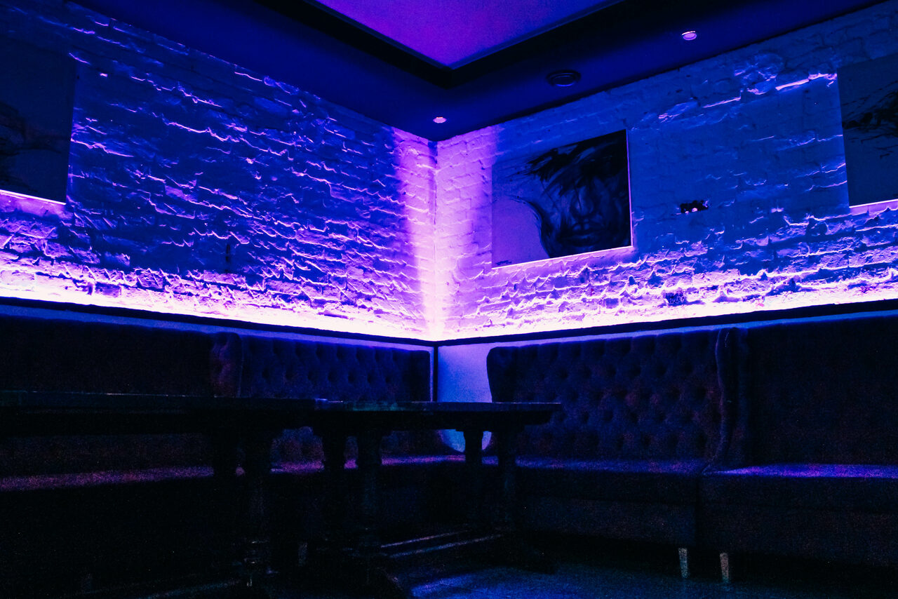 Арендовать Неоновый лофт в центре Москвы