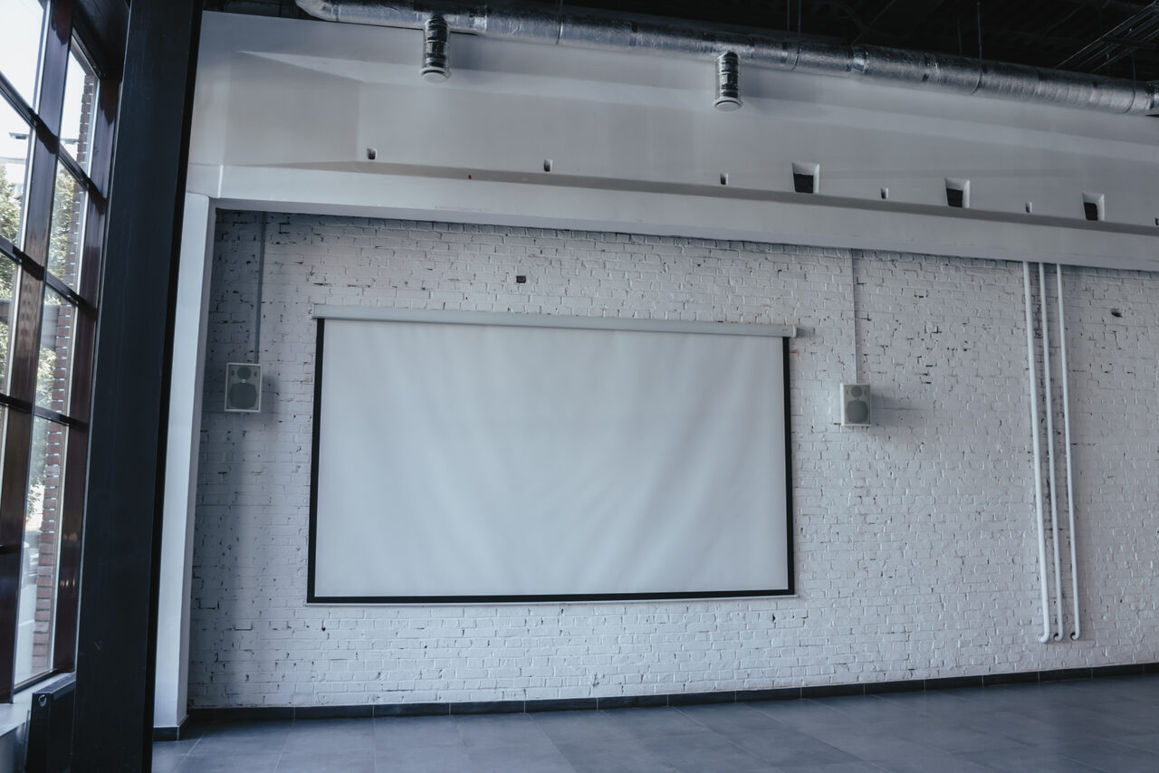 Арендовать Лофт с окнами в пол 