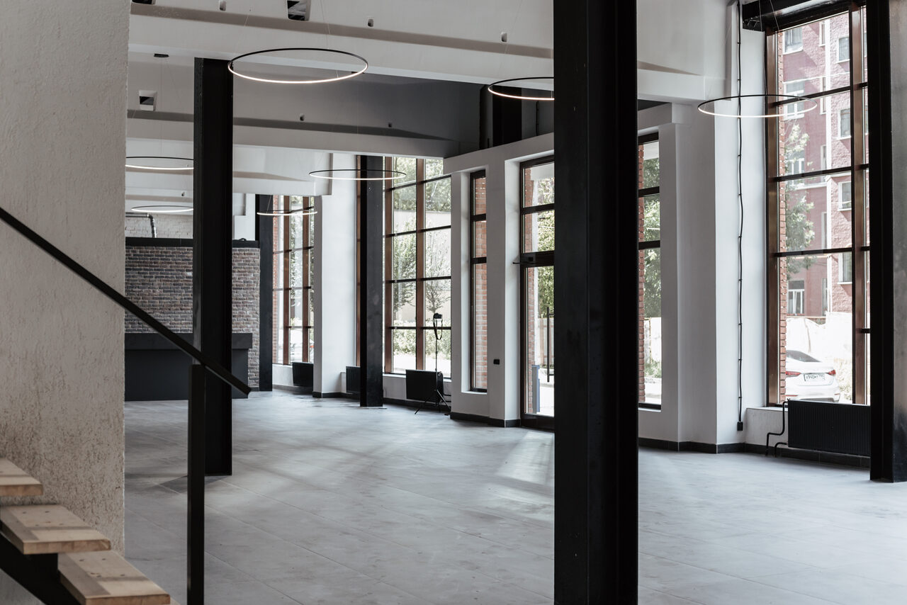 Арендовать Лофт с окнами в пол 