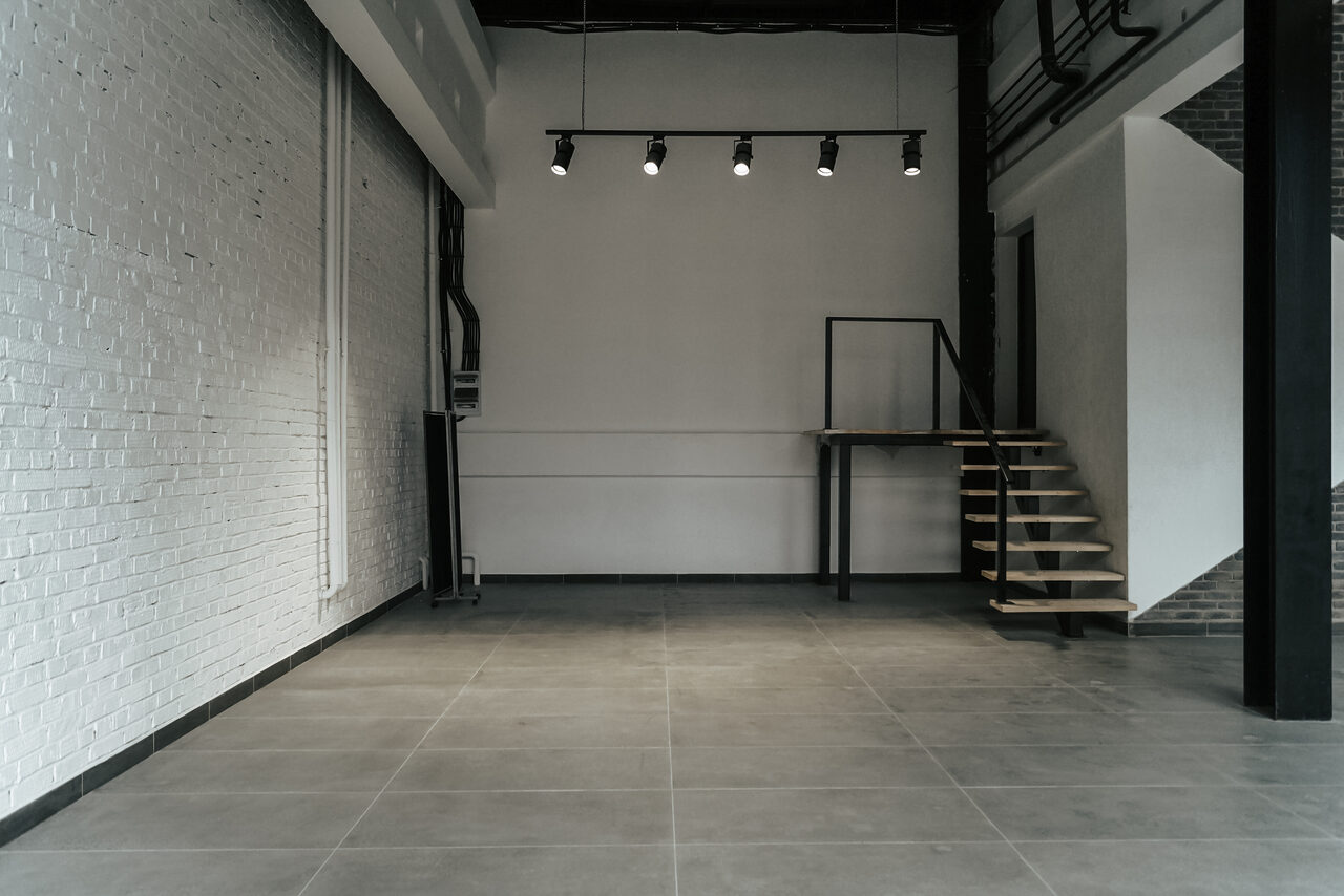 Арендовать Лофт с окнами в пол 