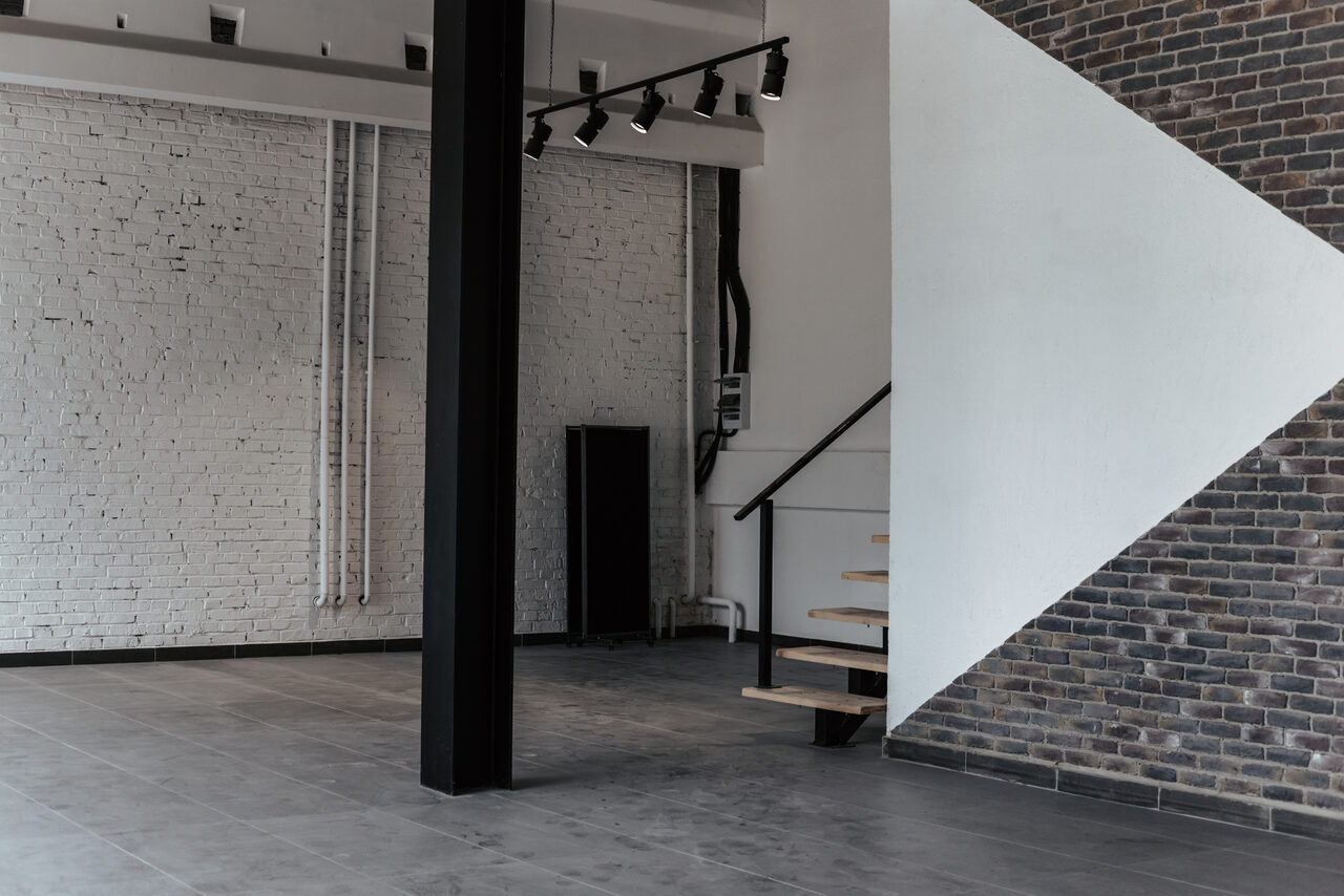 Арендовать Лофт с окнами в пол 