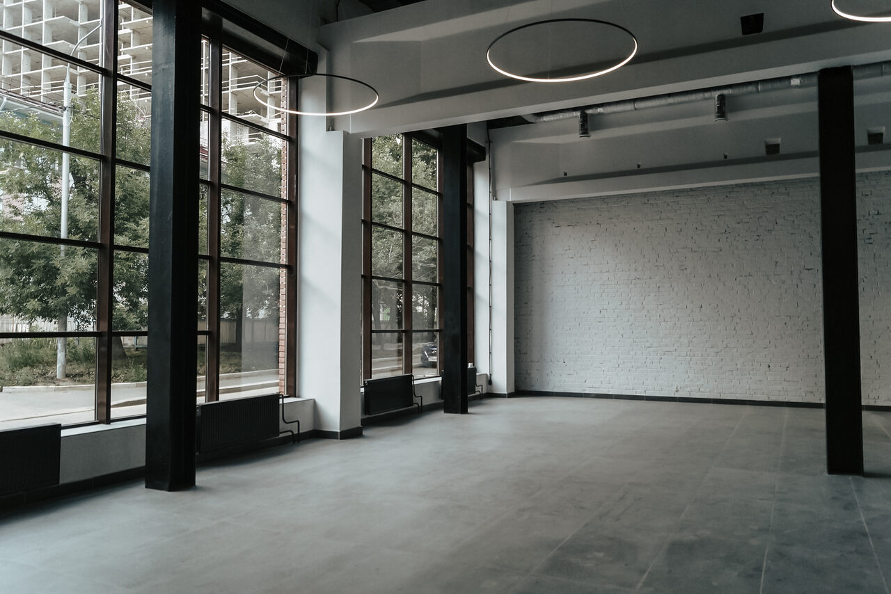 Арендовать Лофт с окнами в пол 