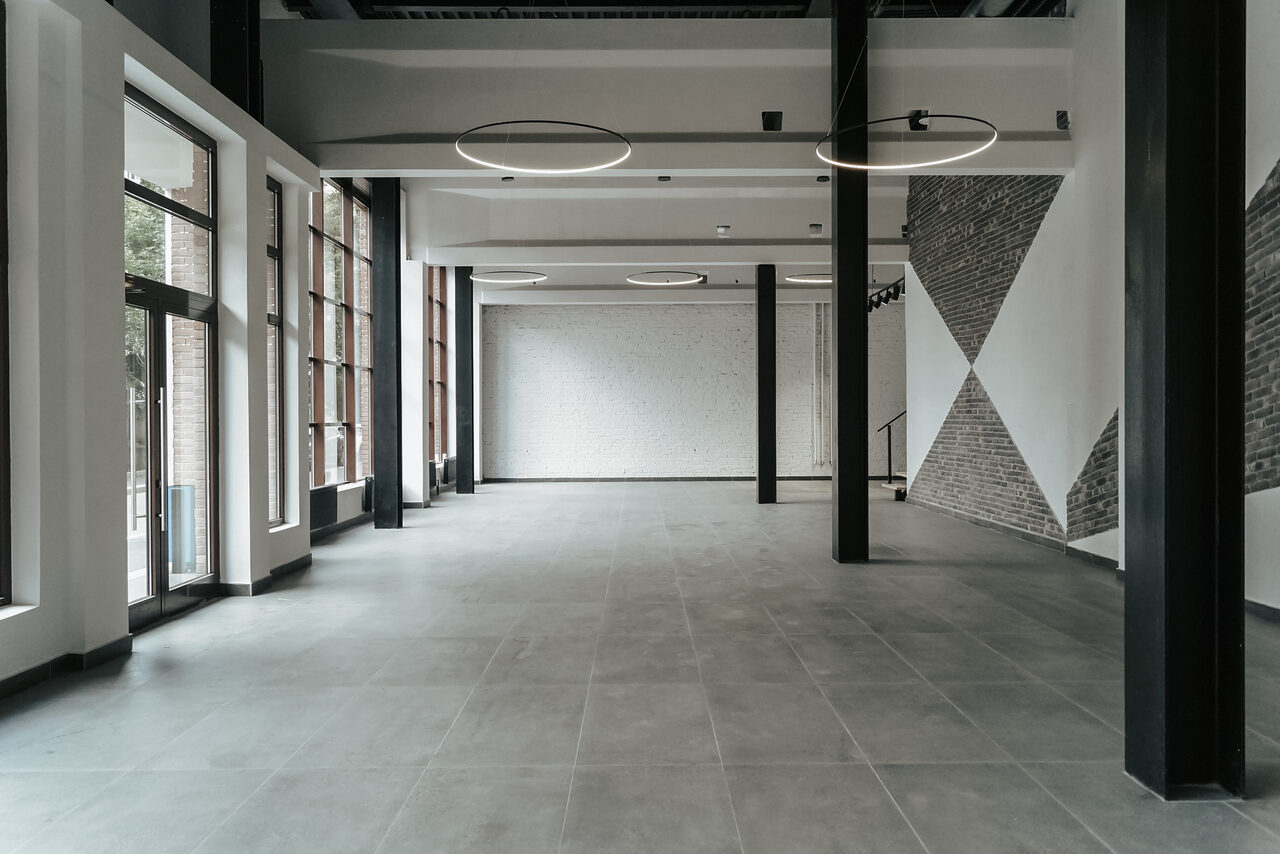 Арендовать Лофт с окнами в пол 