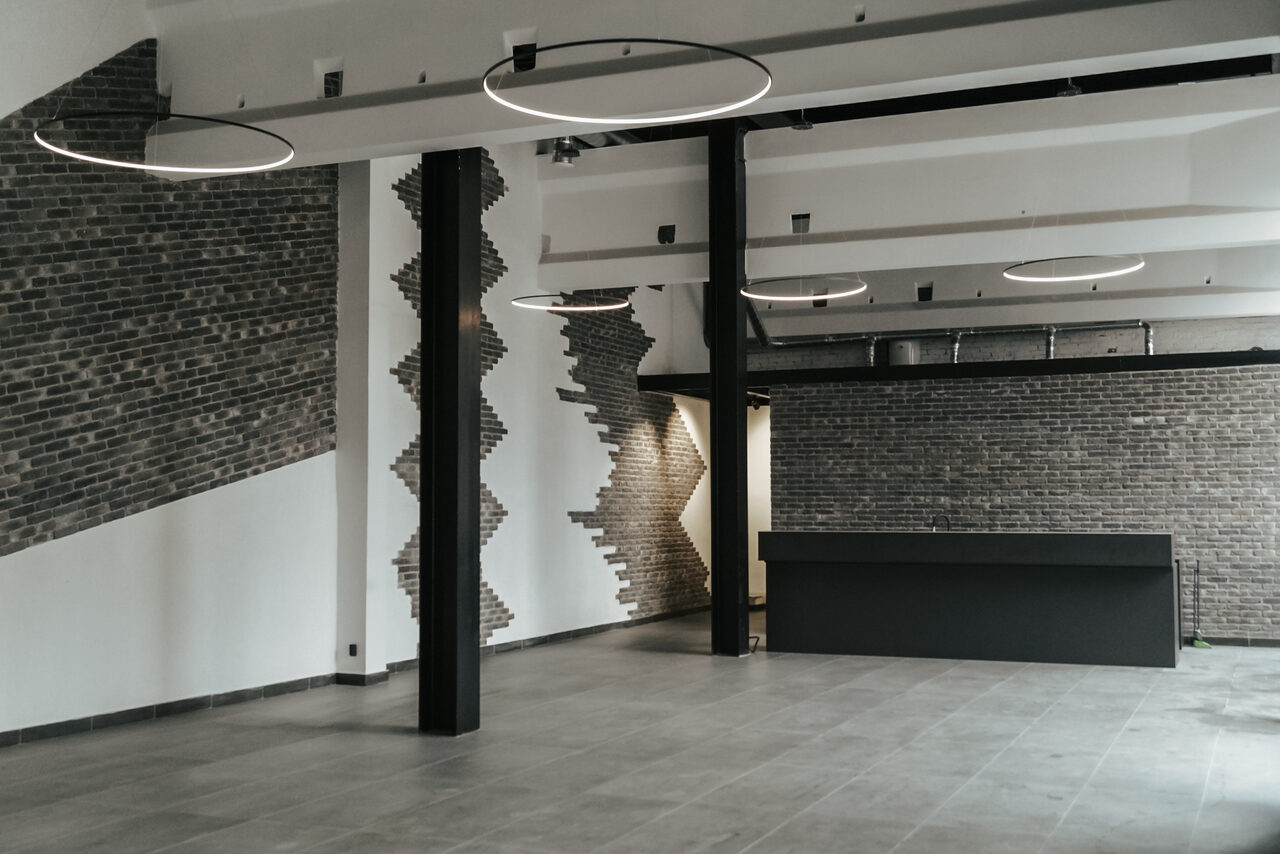 Арендовать Лофт с окнами в пол 