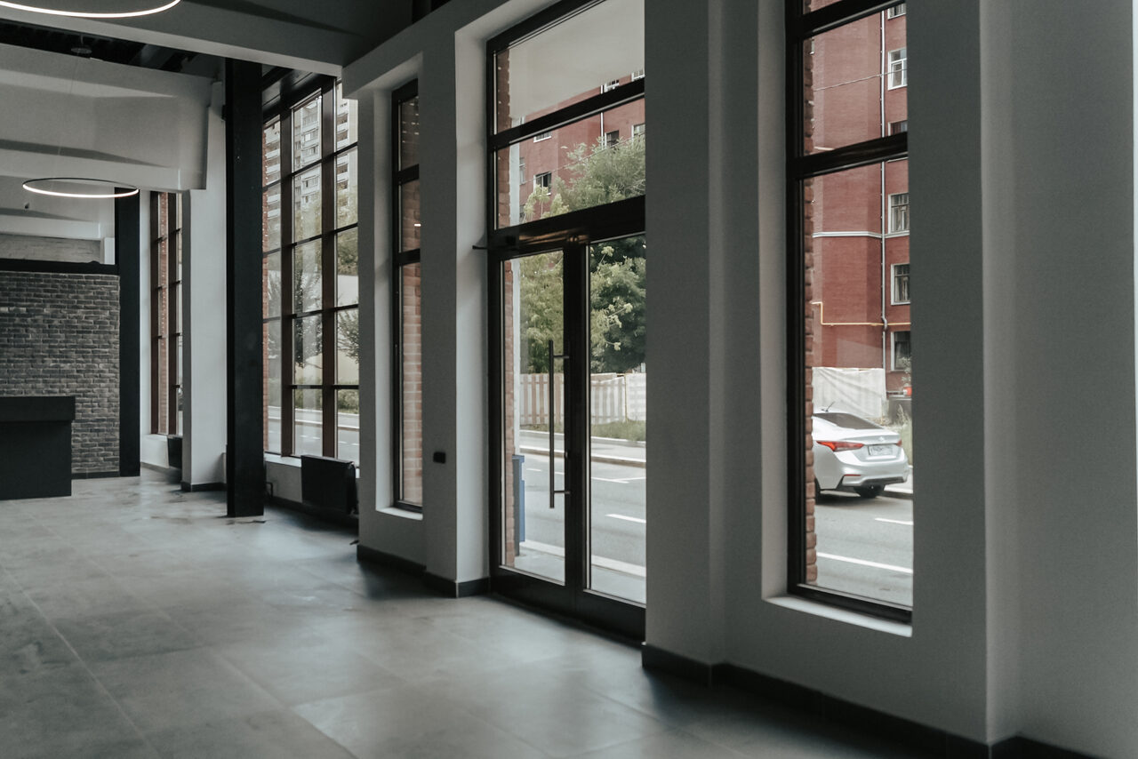 Арендовать Лофт с окнами в пол 