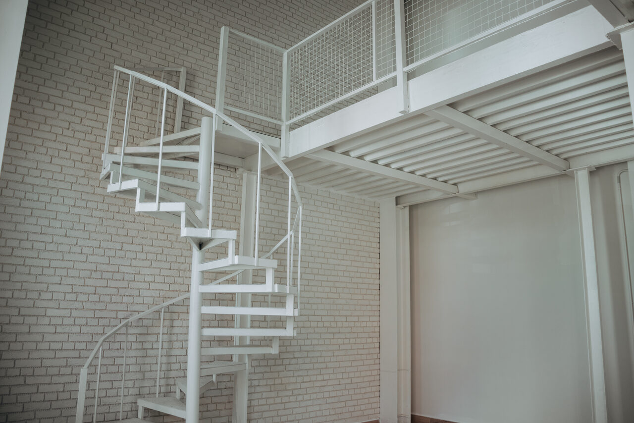 Арендовать Белый лофт с винтовой лестницей  