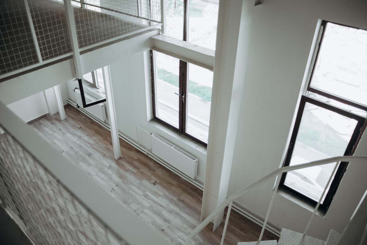 Арендовать Белый лофт с винтовой лестницей  