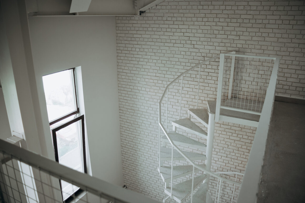 Арендовать Белый лофт с винтовой лестницей  