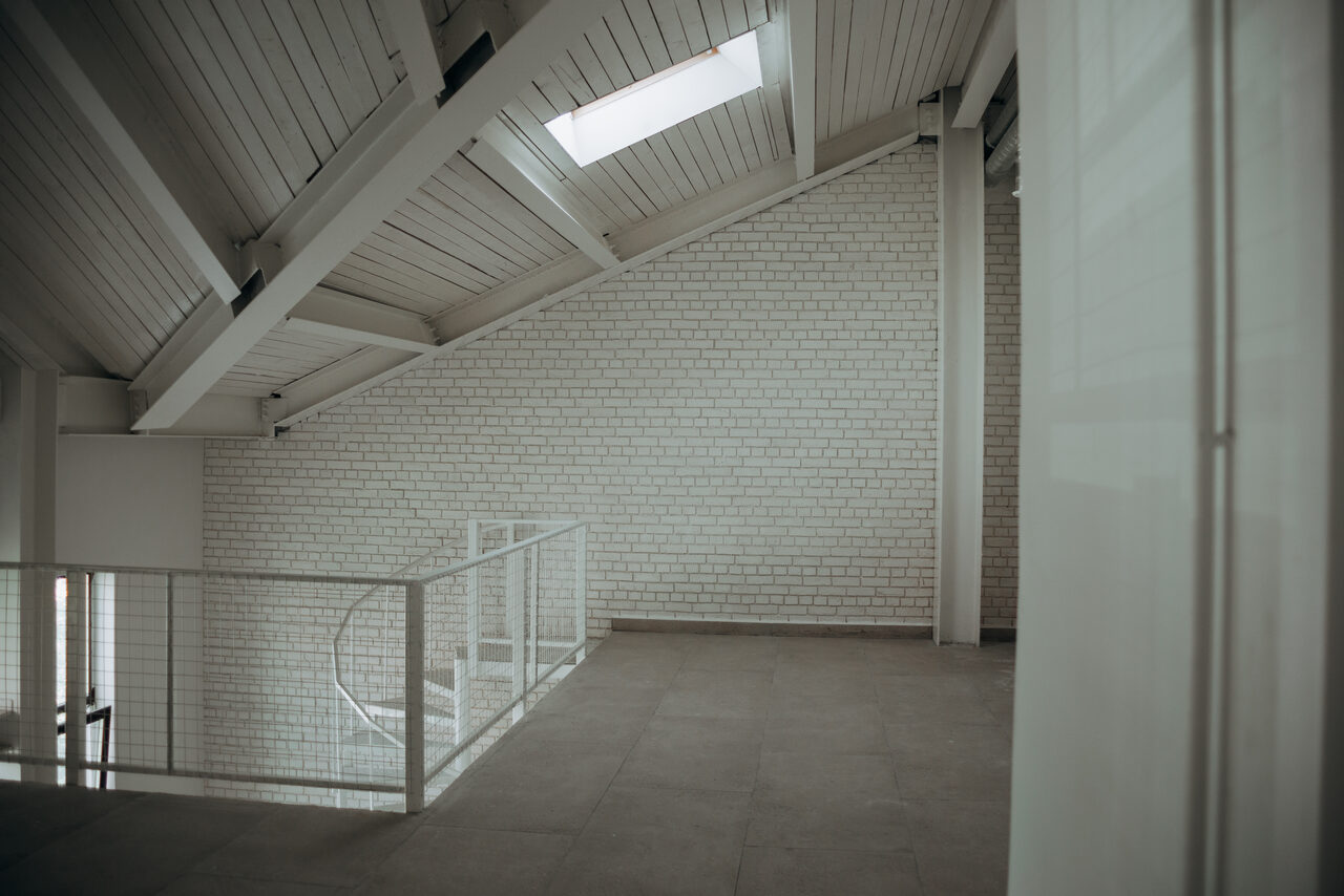 Арендовать Белый лофт с винтовой лестницей  