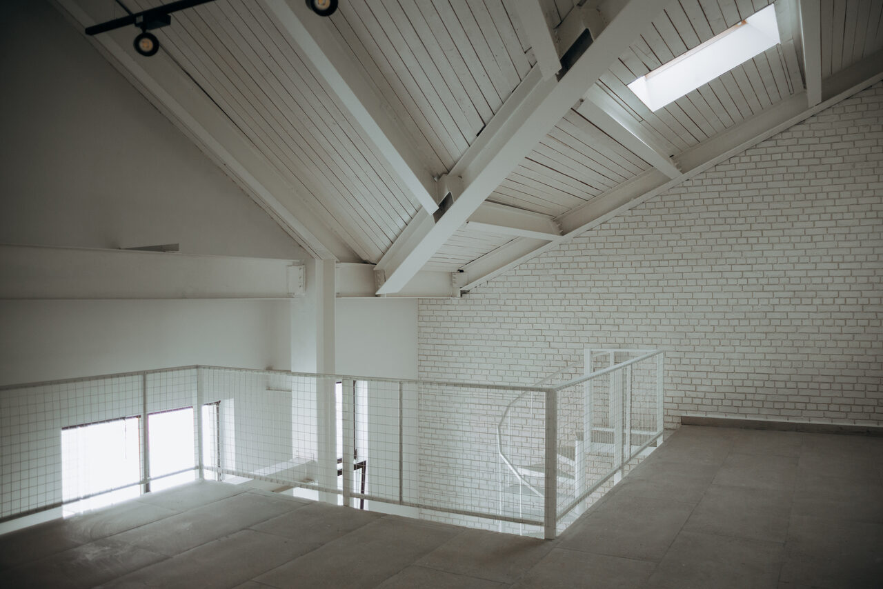 Арендовать Белый лофт с винтовой лестницей  