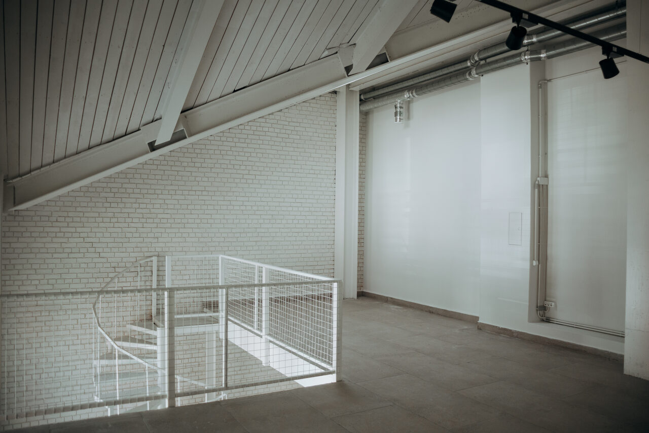 Арендовать Белый лофт с винтовой лестницей  