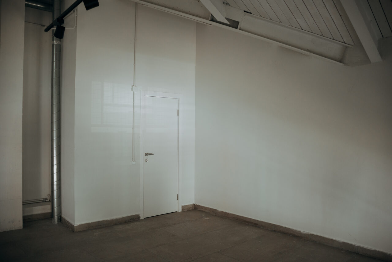 Арендовать Белый лофт с винтовой лестницей  