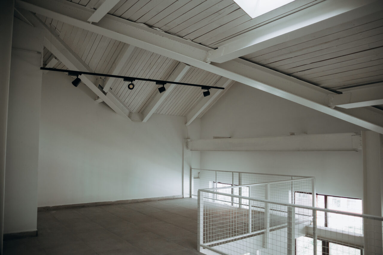 Арендовать Белый лофт с винтовой лестницей  